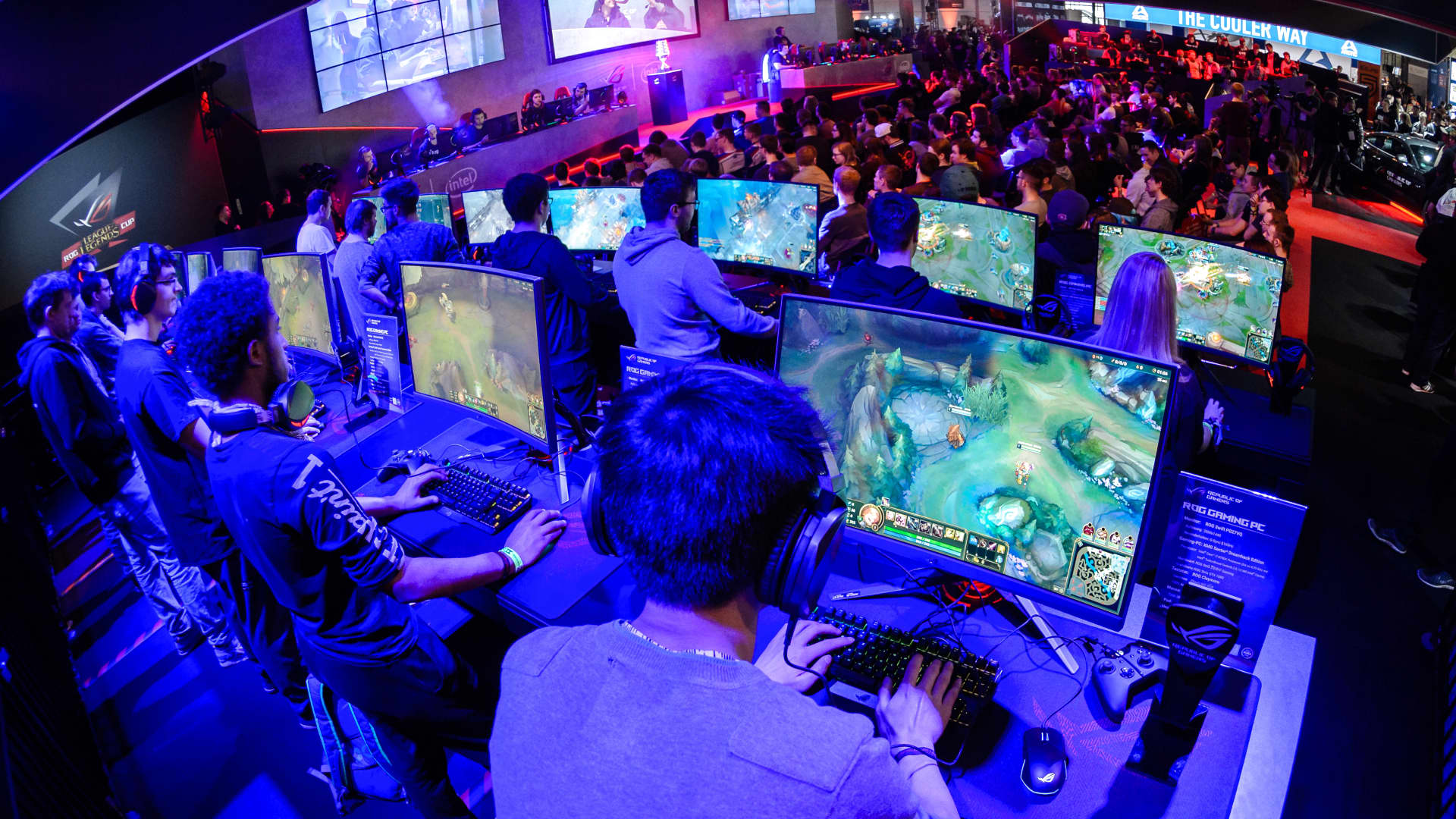 Vibrant AI agents battling in futuristic battle royale arena inspired by Tiny Legends, featuring blockchain elements and cheering crowds for Moku Grand Arena, Agentic Arena by n8n, and Blade & Soul Arena Battle AI